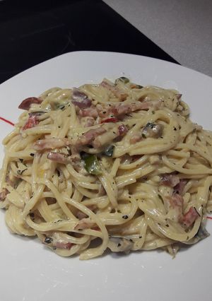 Una foto de Espaguetis a la carbonara con verduras