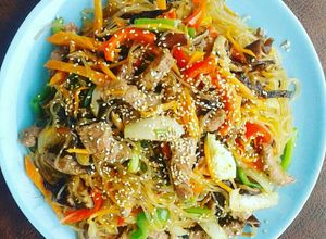 Hình của món Miến trộn Hàn Quốc.