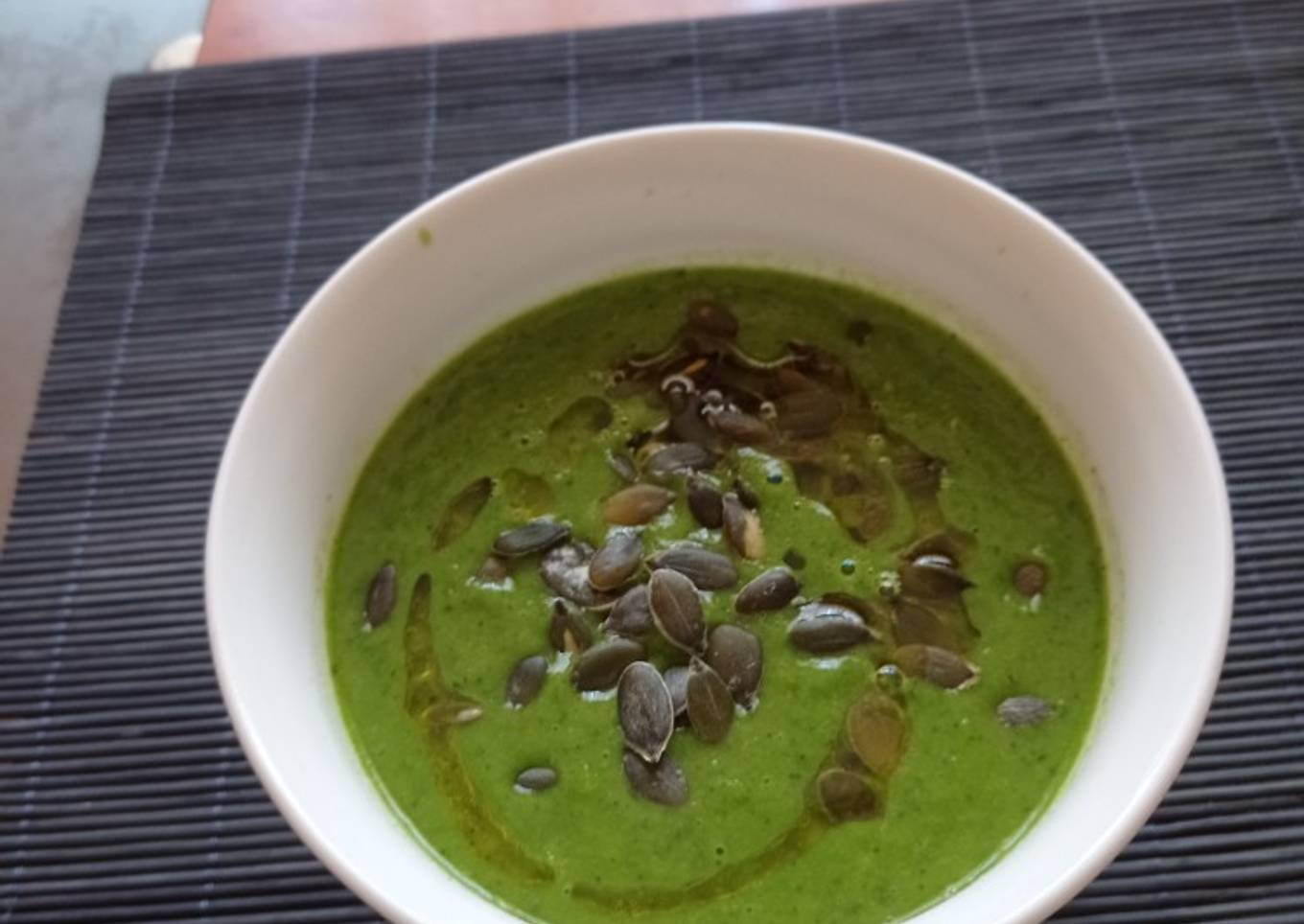 Crema de calabacín y acelgas con pipas de calabaza