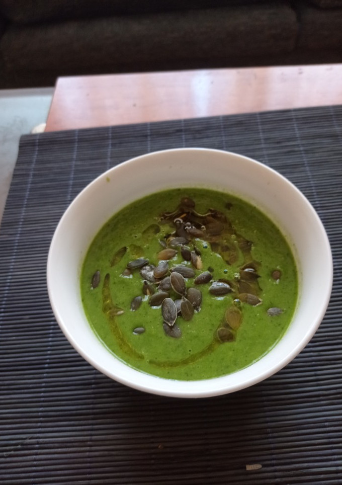 Una foto de Crema de calabacín y acelgas con pipas de calabaza