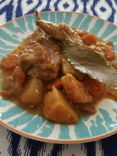 Una foto de Pollo estofado con berenjenas y un toque de cayena