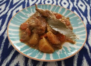 Foto principal de Pollo estofado con berenjenas y un toque de cayena