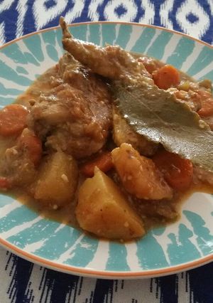 Una foto de Pollo estofado con berenjenas y un toque de cayena