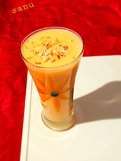मैंगो मिल्कशेक(mango milkshake recipe in hindi) रेसिपी मुख्य फोटो