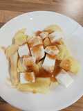 Manzana asada con queso y mermelada