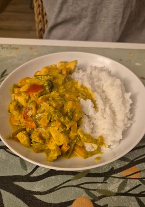 Una foto de Curry con leche de coco y crema de cacahuete