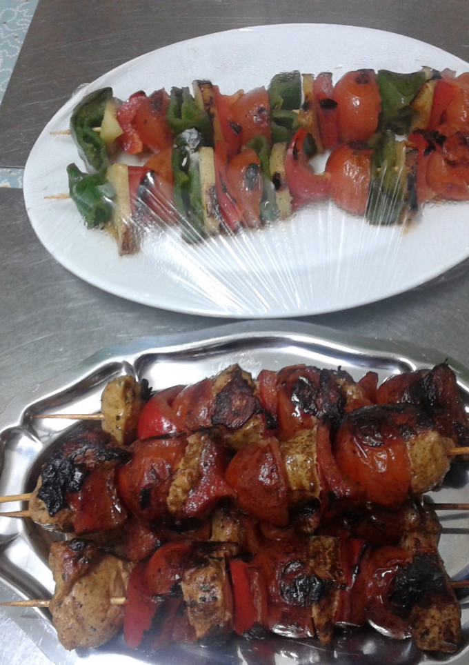Una foto de Pinchitos con carne y vegetales