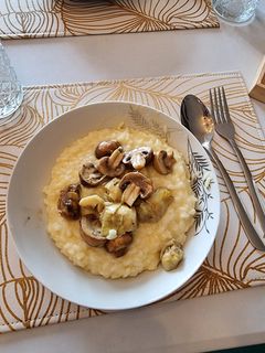 Una foto de Risotto de alcachofa y champiñones