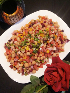 काबुली चना सलाद (Kabuli chana salad recipe in Hindi) रेसिपी मुख्य फोटो