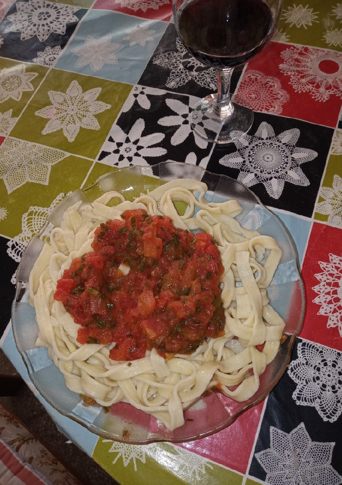 Una foto de Tagliattele caseros con salsa de tomate a la ciboulette