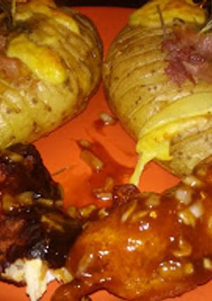 Una foto de Pinchos de pollo y papas hasselback
