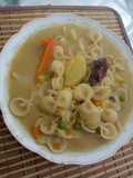 Sopita de crema de alverja con fideos