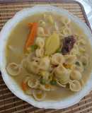 Sopita de crema de alverja con fideos