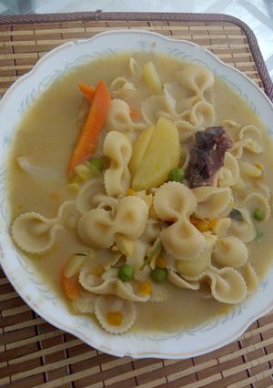 Una foto de Sopita de crema de alverja con fideos