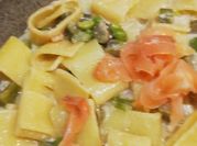 Una foto di salmone padella