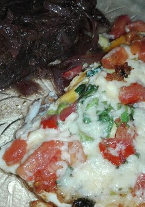 Una foto de Bifes al vino con guarnición de huevos fritos a la mediterránea!