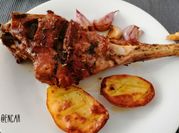 Una foto de lechal al horno