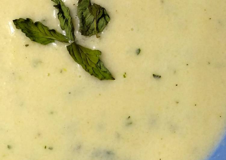 17. 🍵Sopa griega fría de pepino, yogur y menta🥒