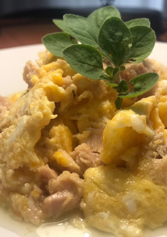 Una foto de Revuelto de huevos con atún en conserva