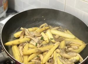 Hình của món Bắp Non Xào Nấm Bào Ngư Chay.