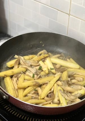Hình của món Bắp Non Xào Nấm Bào Ngư Chay.