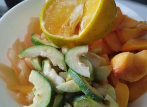 Una foto de Ensalada de frutas con jugo de naranja y sal🍈🍑🍊🧂🍋‍🟩