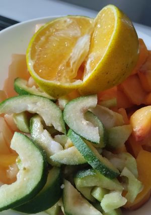 Una foto de Ensalada de frutas con jugo de naranja y sal🍈🍑🍊🧂🍋🟩