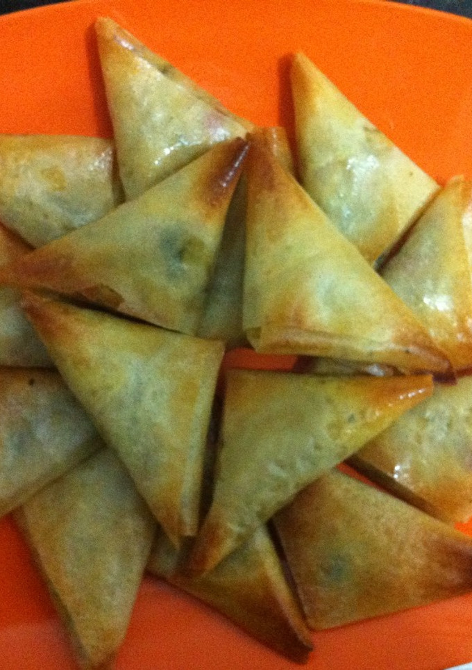 Una foto de Samosas de pasta filo con gambas y gulas