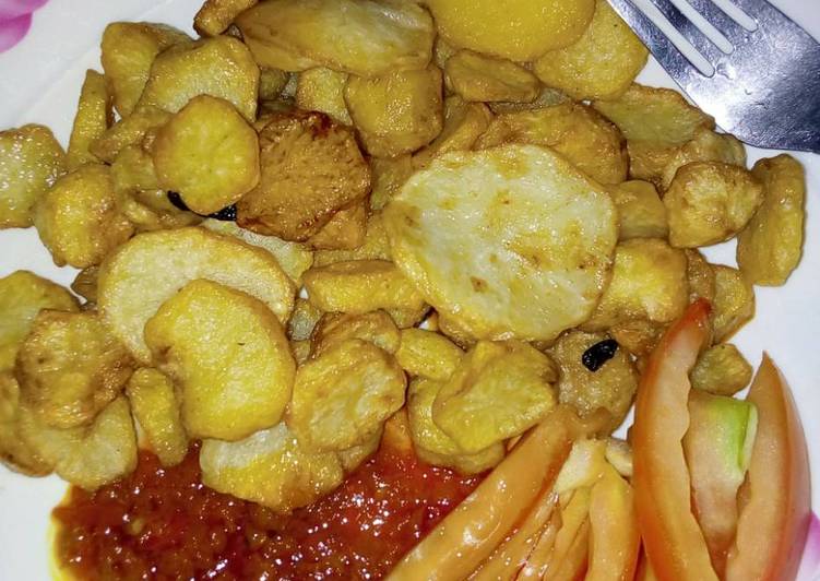 Recipe of Delicious Chips with stew garnish with tomatoes