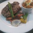 Bife de chorizo de 400gr con vegetales asados y papa gratinada