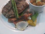 Bife de chorizo de 400gr con vegetales asados y papa gratinada