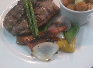 Una foto de Bife de chorizo de 400gr con vegetales asados y papa gratinada