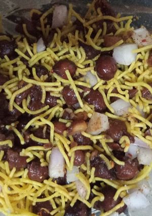 A picture of Sev chana chaat.