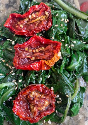 Una foto de Acelga con tomates disecados