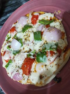 A picture of Onion capsicum pizza.