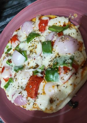 A picture of Onion capsicum pizza.