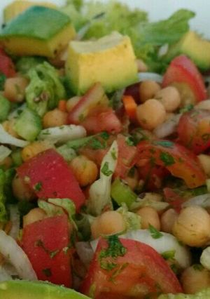 Una foto de Ensalada con garbanzos