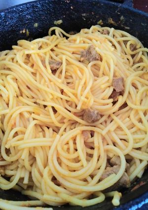 Una foto de Spaghetti con carne #Cuarentena #DelantalDorado