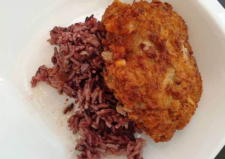 หมูชุบเกล็ดขนมปังทอดสอดไส้ชีสพาร์เมซาน