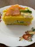 Causa de pulpa de cangrejo, langostino y salmón