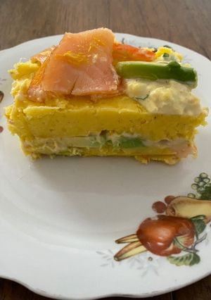 Una foto de Causa de pulpa de cangrejo, langostino y salmón