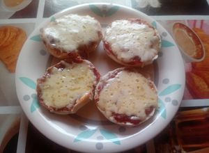 Una foto de Pizzetas con pan del día anterior