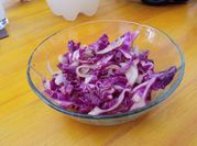 Una foto de ensalada col morada