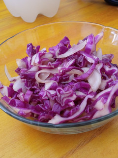 Una foto de Ensalada de repollo morado: deliciosa