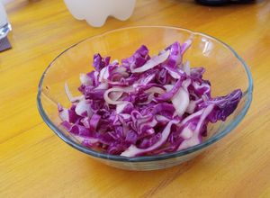 Una foto de Ensalada de repollo morado: deliciosa