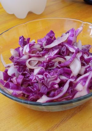 Una foto de Ensalada de repollo morado: deliciosa