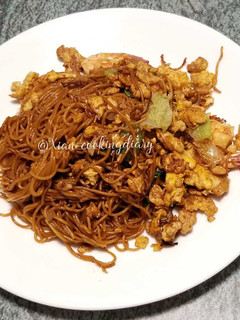 A picture of Indonesian Fried Noodle (Mie goreng).
