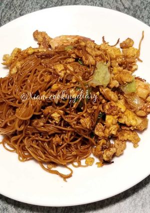 A picture of Indonesian Fried Noodle (Mie goreng).