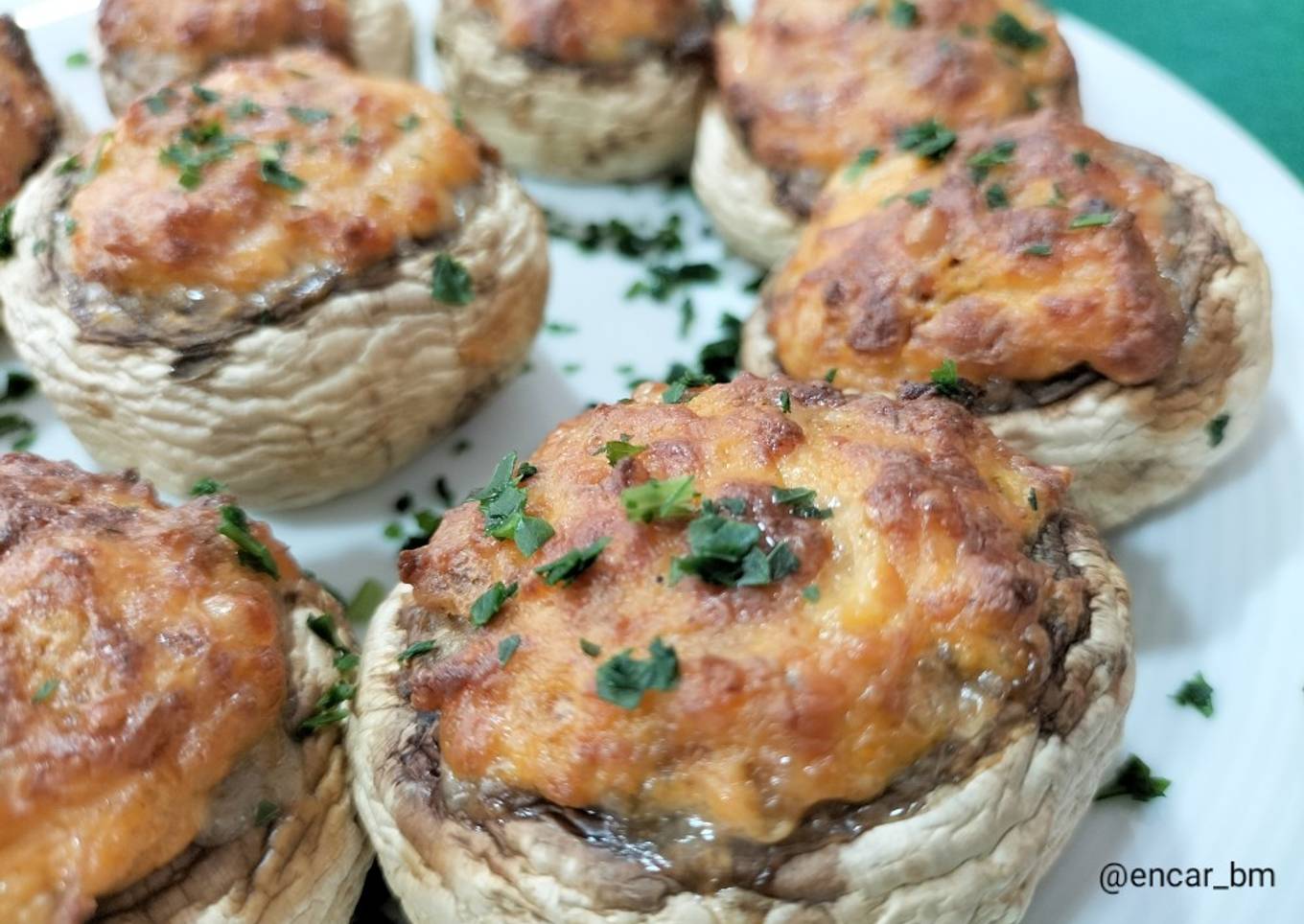 Champiñones rellenos de salmón, cebolla y queso en airfryer