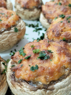 Una foto de Champiñones rellenos de salmón, cebolla y queso en airfryer